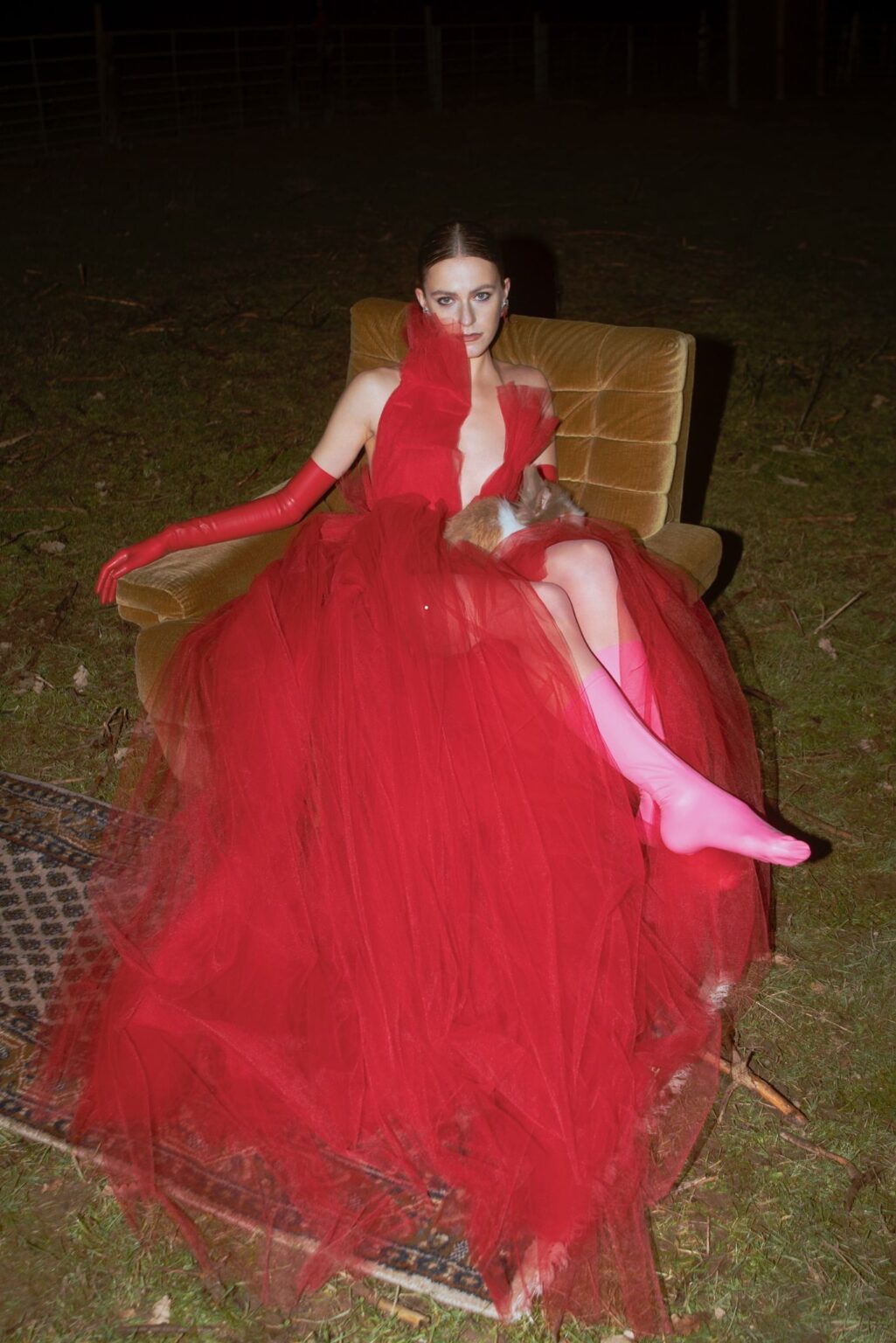 Woman in a red elegant dress sitting on a chair holding a little bunny, made by schneiderei Hamburg, atelierdreisieben