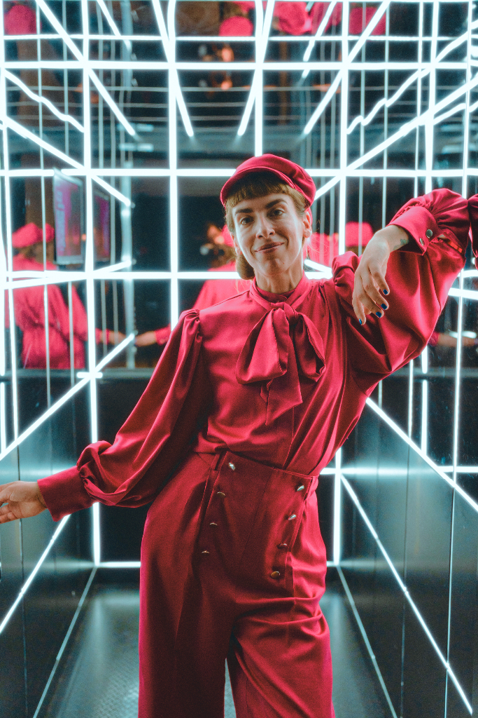 Telekom Systems Kostümkonzept & Maßanfertigung für einen präzisen Markenauftritt von Atelier Dreisieben, Kostüme in Markenfarbe