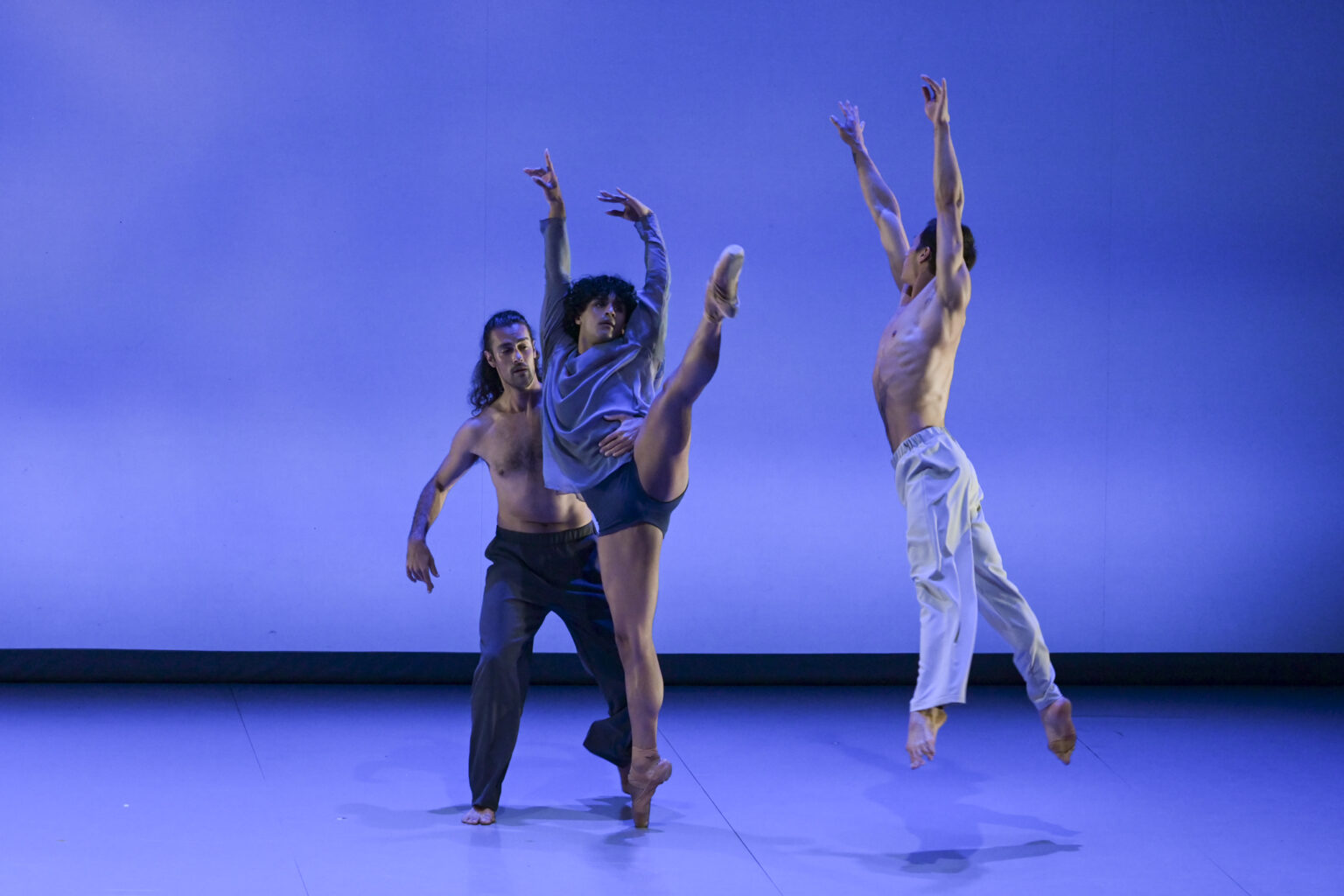 Live performance of a ballet pice, infant of a blue background, costumes Made by atelier dreisieben, schneiderei Hamburg