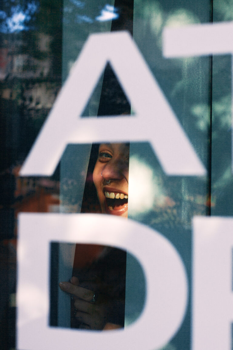 bild von einer fröhlichen Schneiderin im atelier dreisieben (eine Schneiderei in hamburg) Maßanzüge, fashion Produktion
