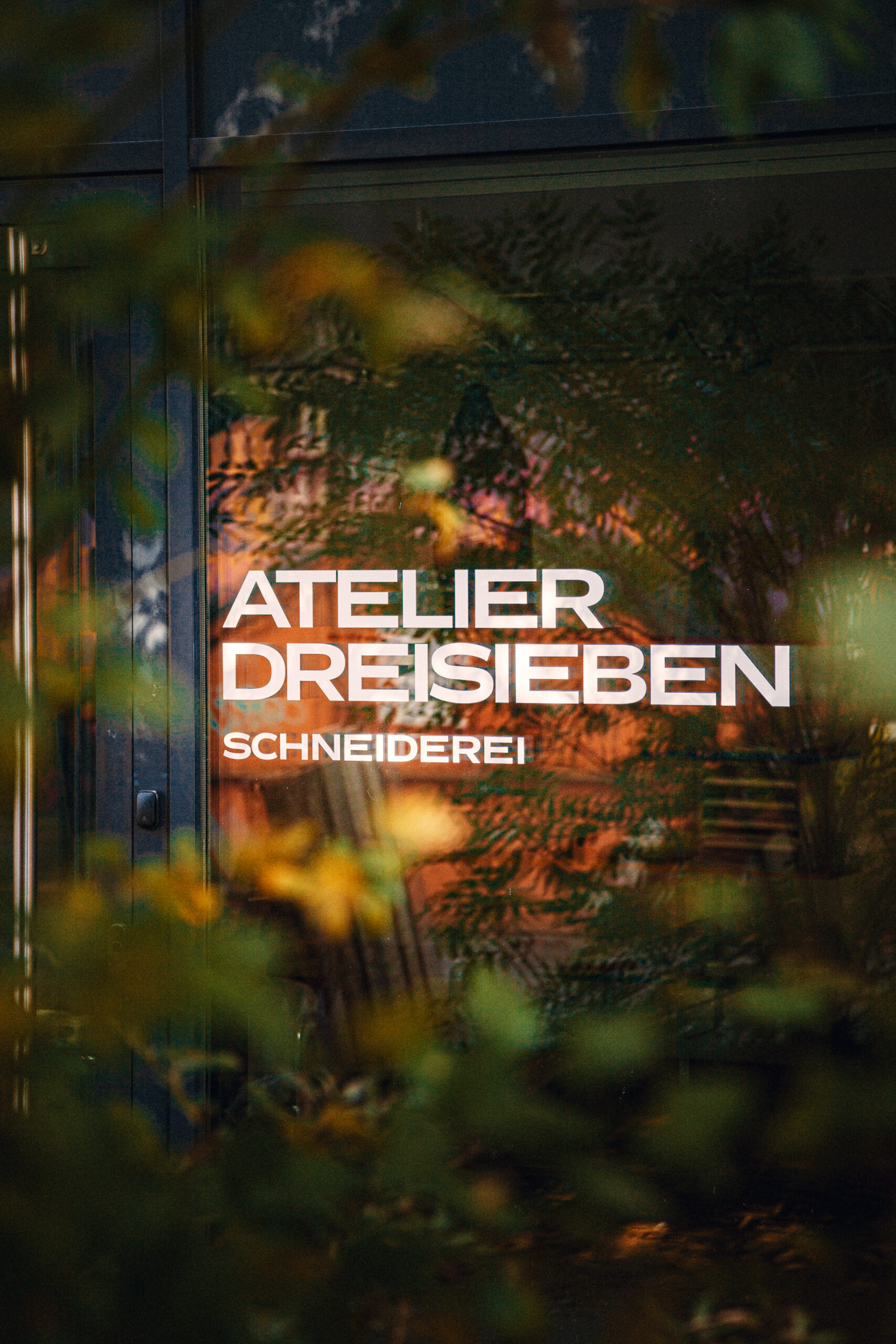 Übersicht des Ateliers DREISIEBEN in Hamburg – Arbeitsbereich mit Nähmaschinen, Stoffen und Schnitten