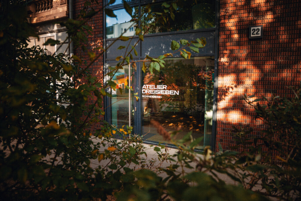 Schaufenster von Schneiderei Atelier DREISIEBEN in Hamburg St. Pauli, Maßschneiderei, Serienproduktion, Einzelanfertigungen