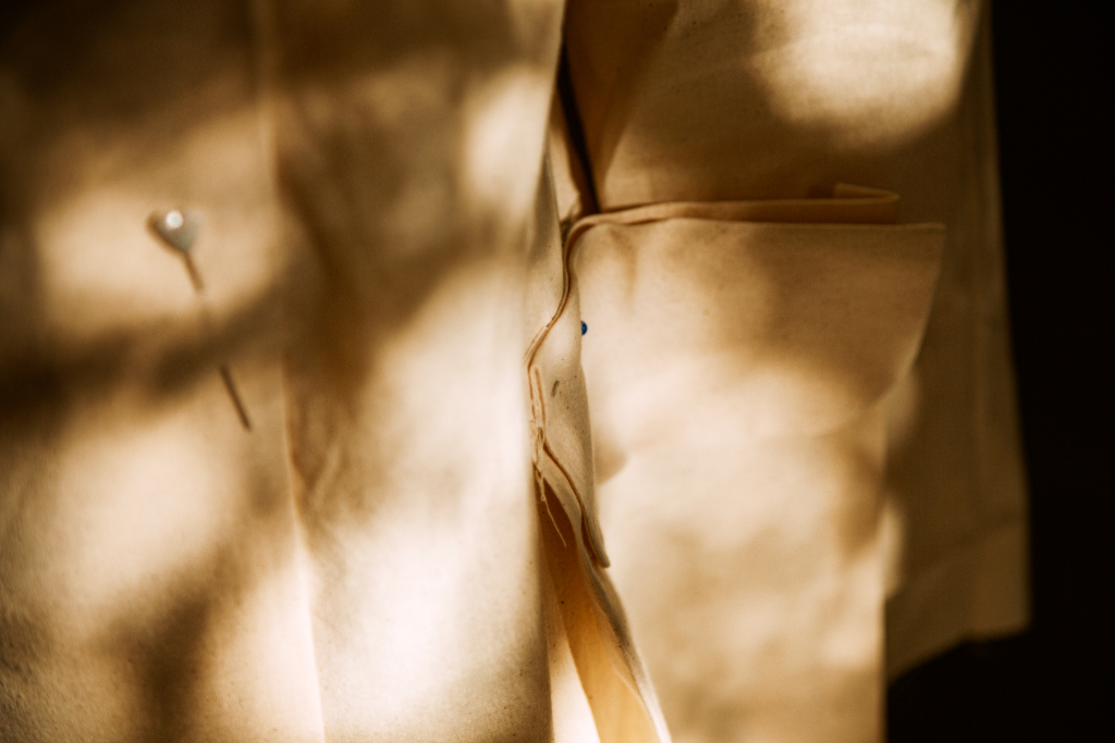 Eine Schneiderpuppe gekleidet in einem Prototyp aus Nessel, Schnittentwicklung im Atelier Dreisieben, Schneiderei Hamburg St. Pauli.