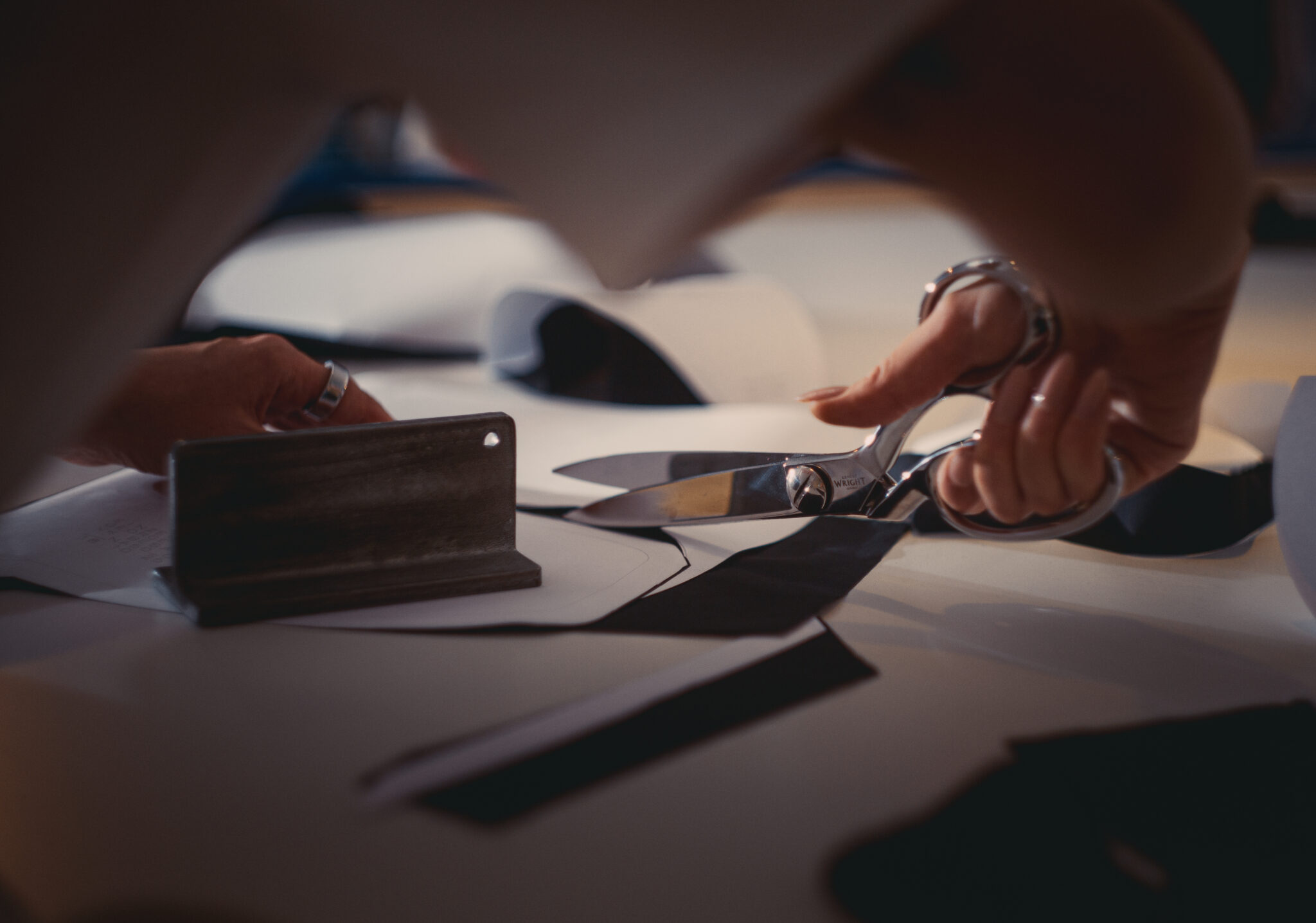 Zuschnitt im Atelier dreisieben, Schneiderei Hamburg St. Pauli.