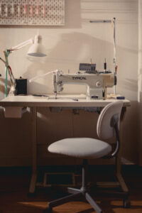 Eine Nähmaschine im Atelier dreisieben, Schneiderei Hamburg St. Pauli