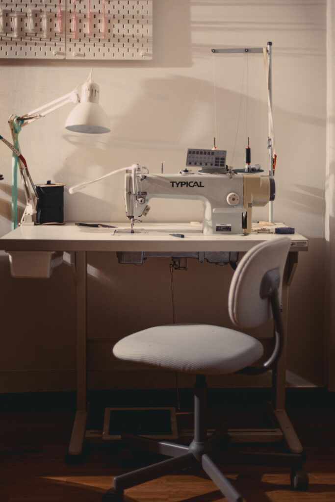 Eine Nähmaschine im Atelier dreisieben, Schneiderei Hamburg St. Pauli