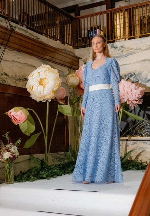 Model posing on runway in a blue dress made by atelier dreisieben, schneiderei Hamburg