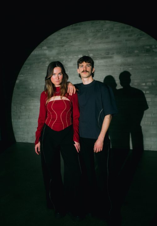 Models posing in a red outfit infront of a wall, outfits made by atelier dreisieben, schneiderei hamburg