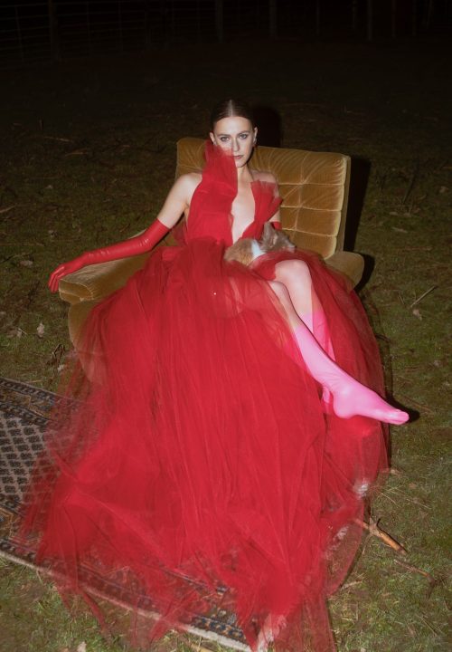 Woman in a red elegant dress sitting on a chair holding a little bunny, made by schneiderei Hamburg, atelierdreisieben